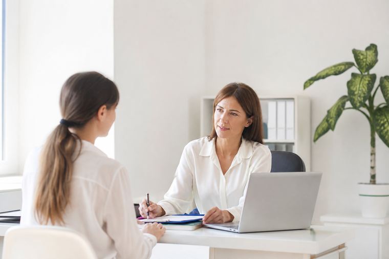 Riflesso di una donna sul vetro di un ufficio con le luci accese