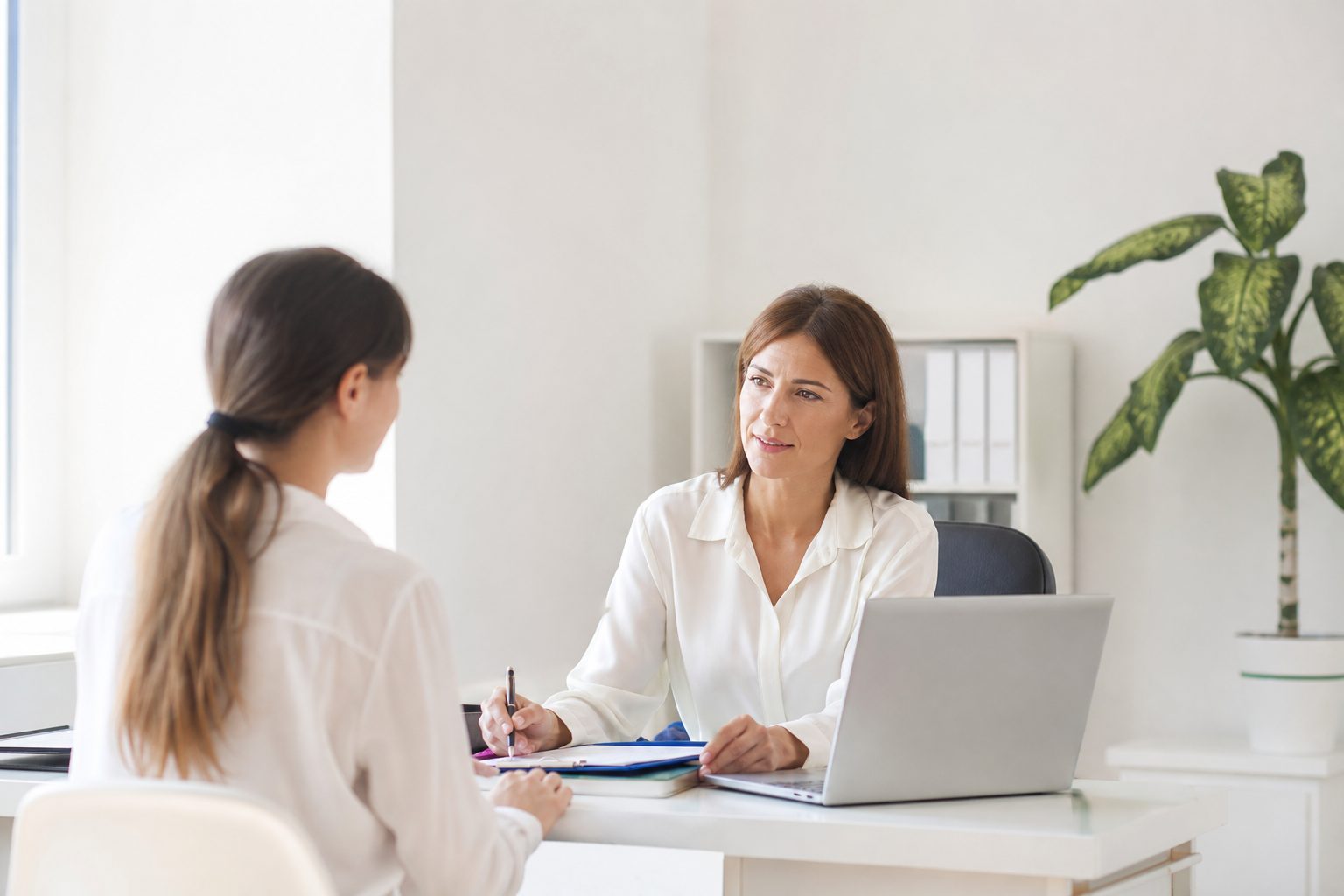 Riflesso di una donna sul vetro di un ufficio con le luci accese